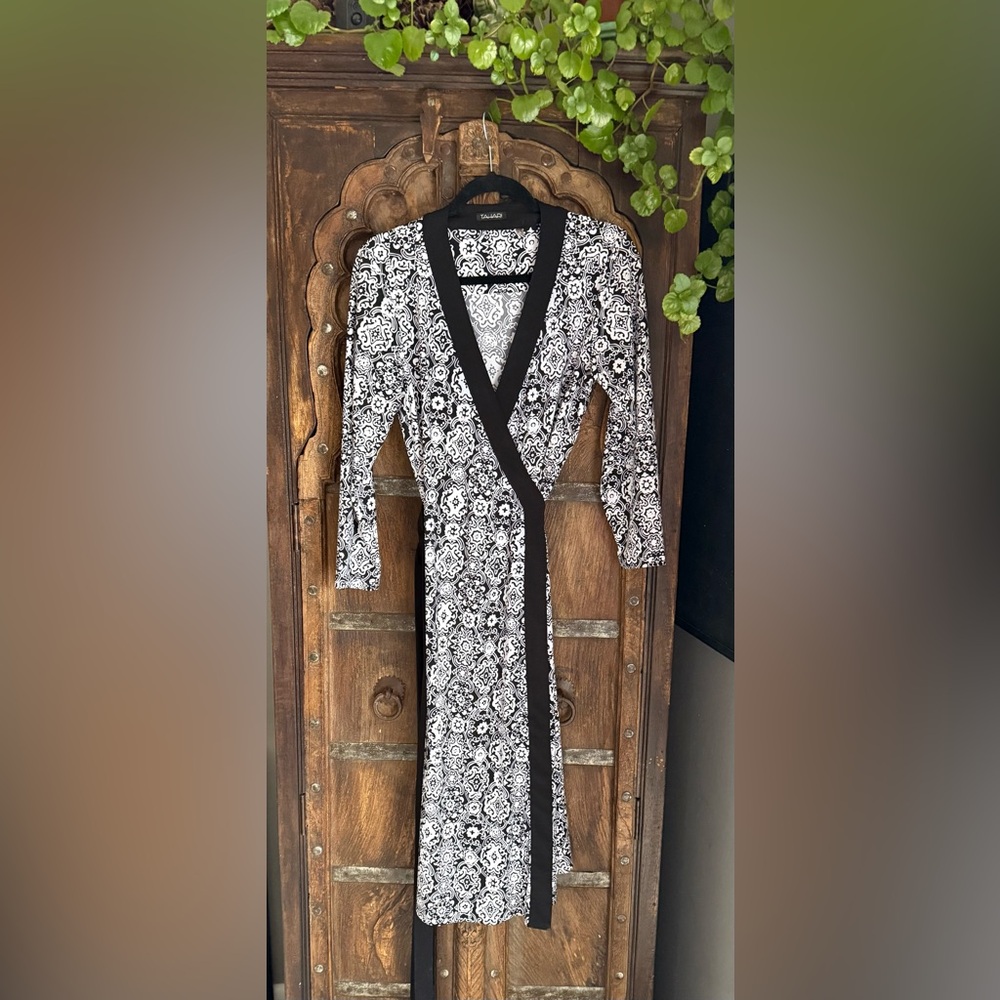 Tahari Black and White Patterned wrap kimono Dress - Picture 4 of 7